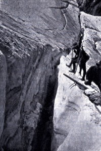 Ledeniške razpoke na površini ledenika na Skuti, leta 1913 (foto: Josip Kunaver)