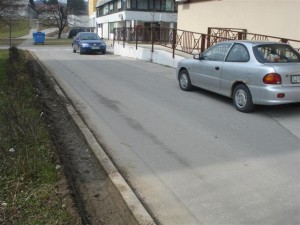 Nepravilno parkirani avtomobili na cesti in ...