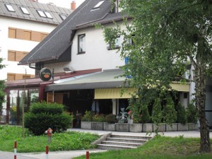 Zgoreli so stoli v Prestige baru na Steletovi cesti 25 (Foto: Dr. Damjan Hančič)